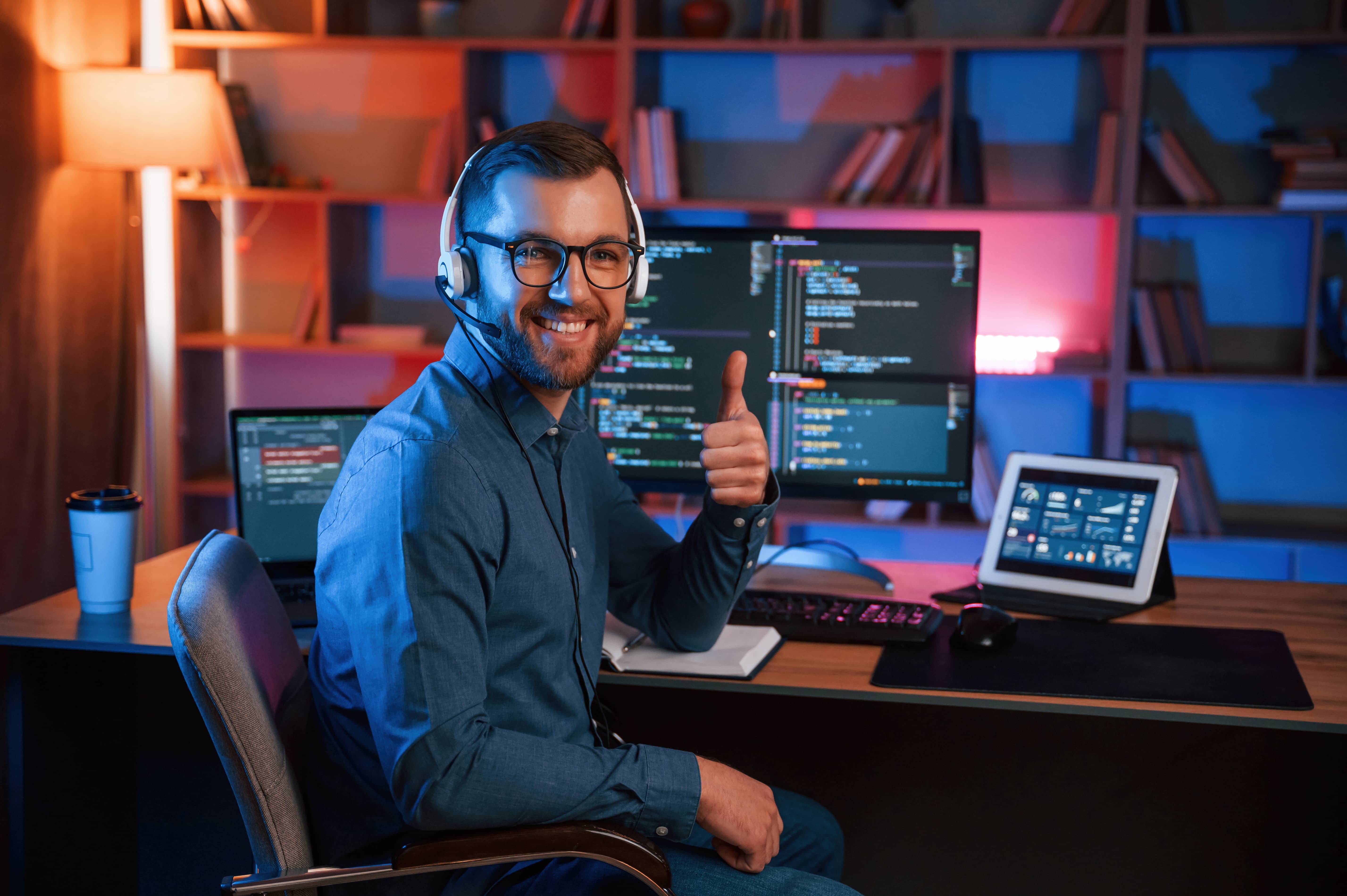Foto Persona Sonriente con info de Tecnologias