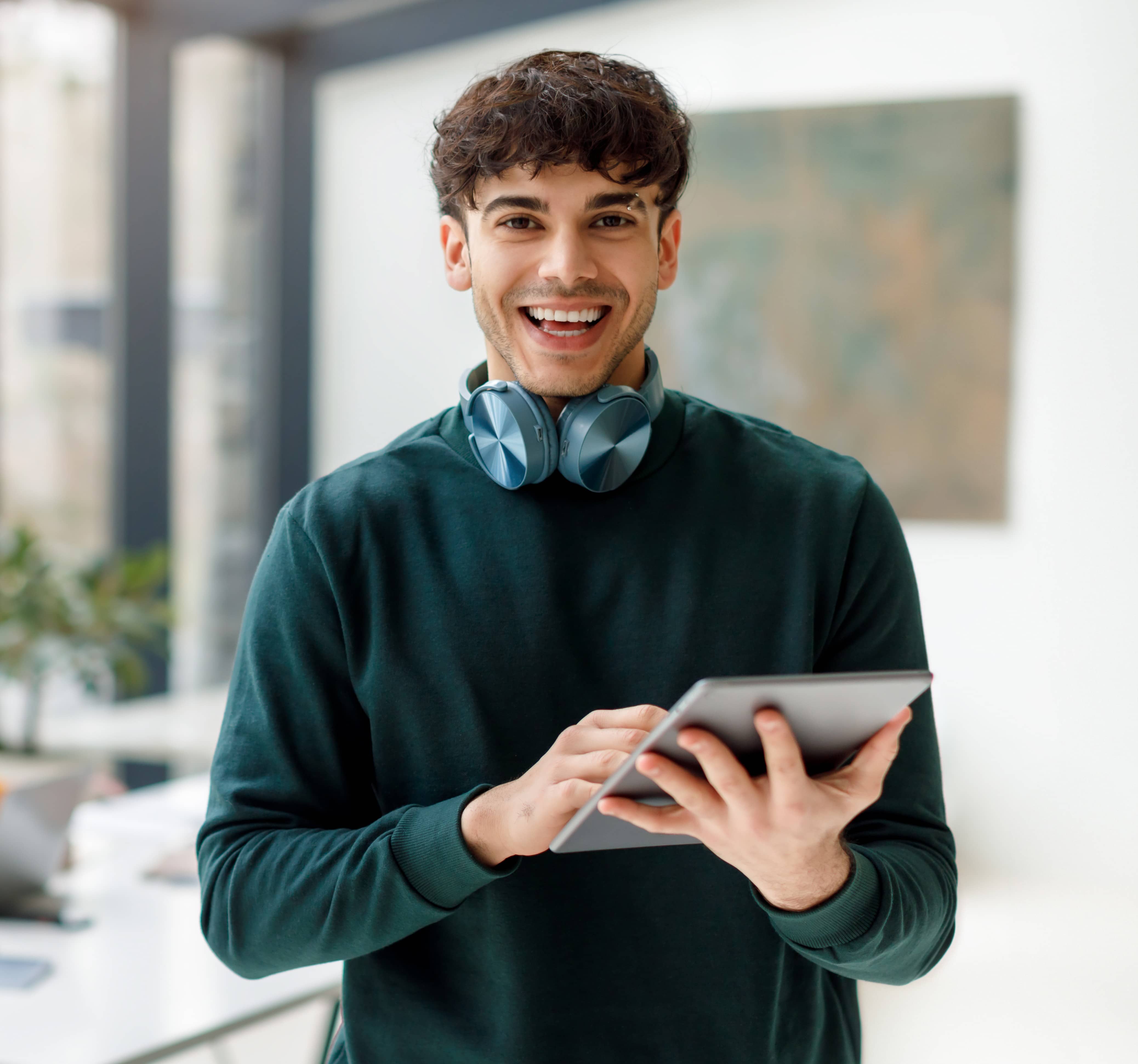 Foto Persona Sonriente con info de Tecnologias