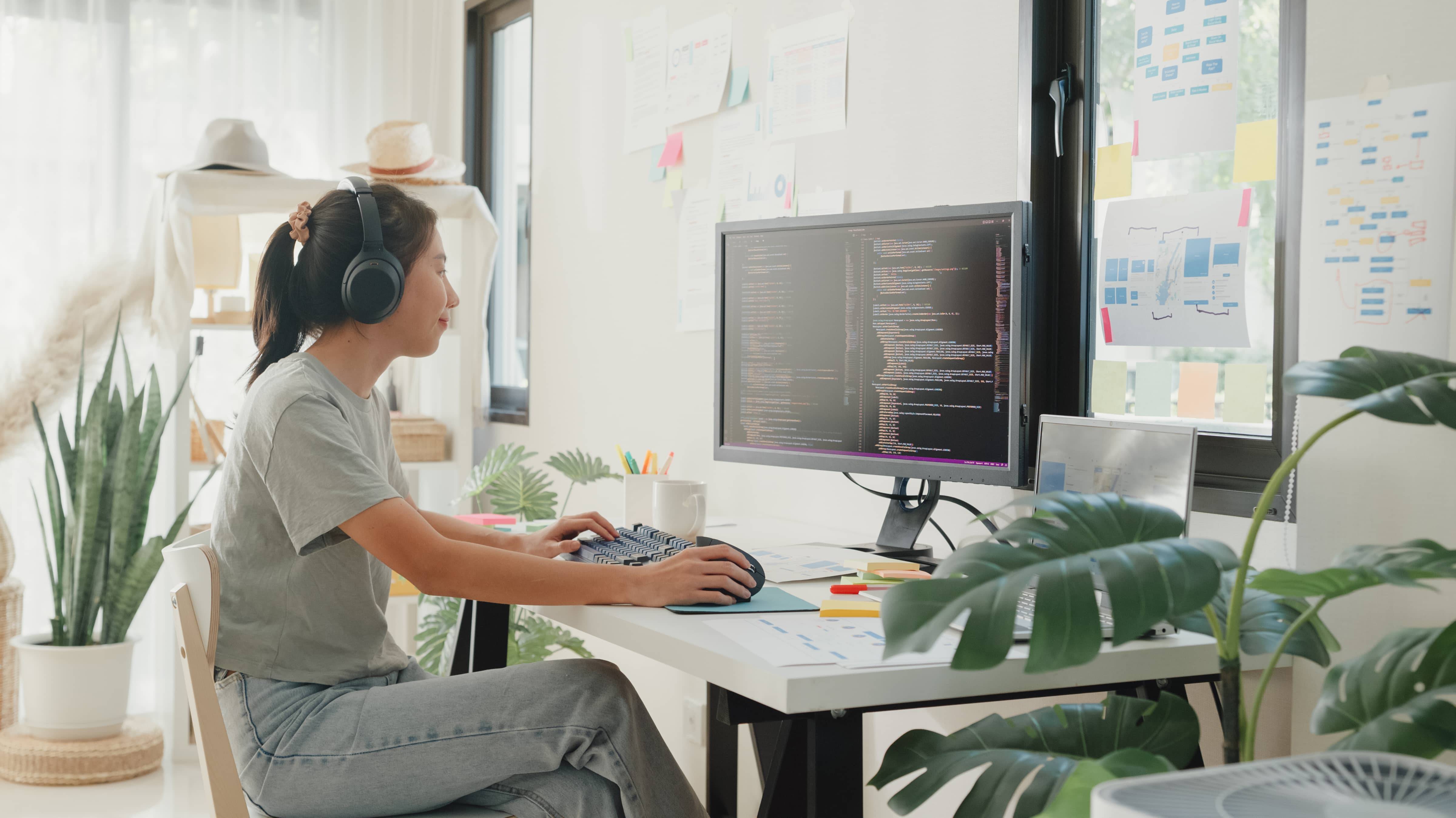 Backend developer teletrabajando en casa con varios monitores