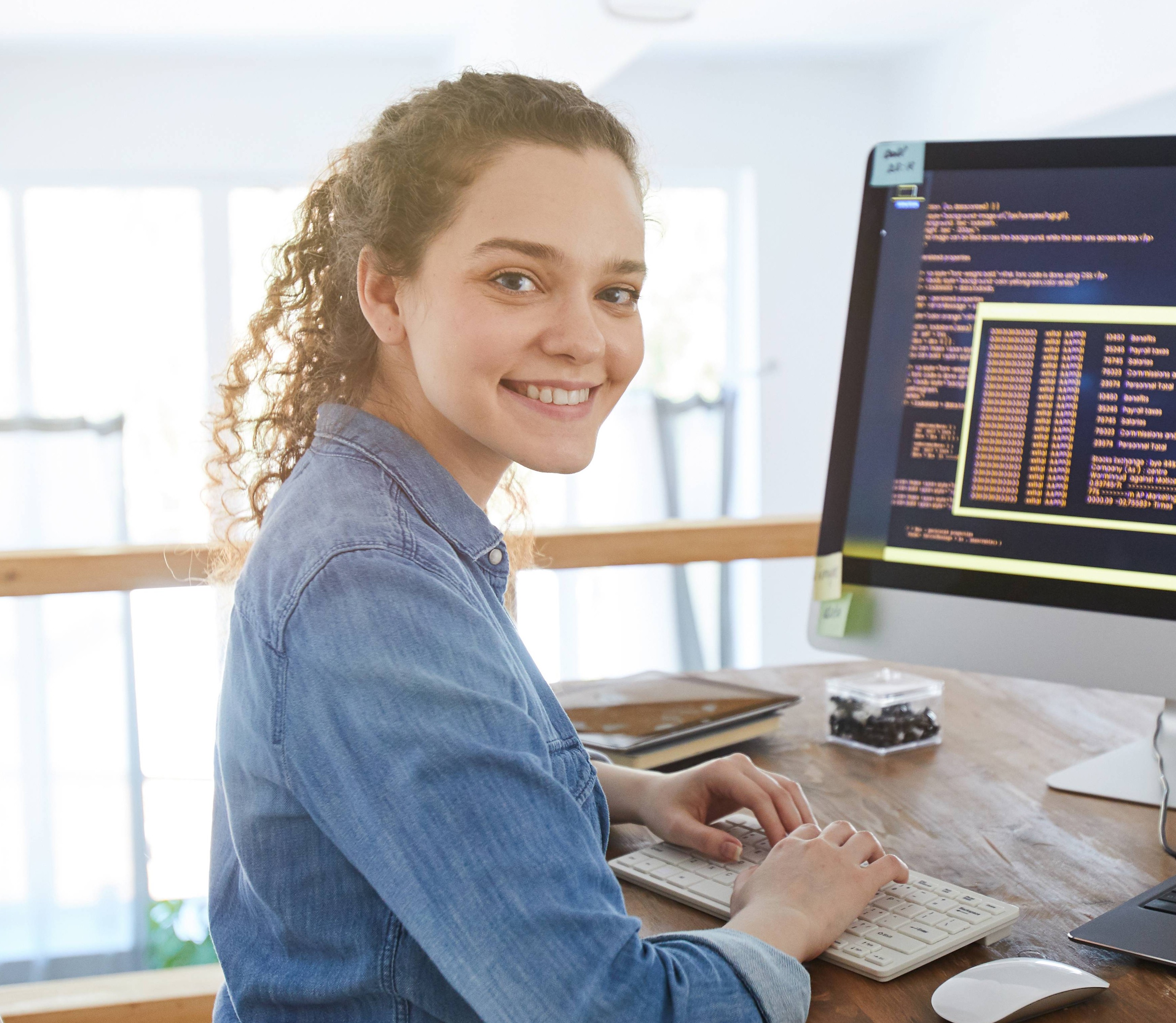 Mujer contenta trabajando de programadora web 